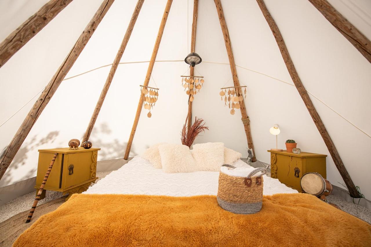 Hotel Slapen Tussen De Schapen In De Tante Tipi Zennewijnen Exterior foto