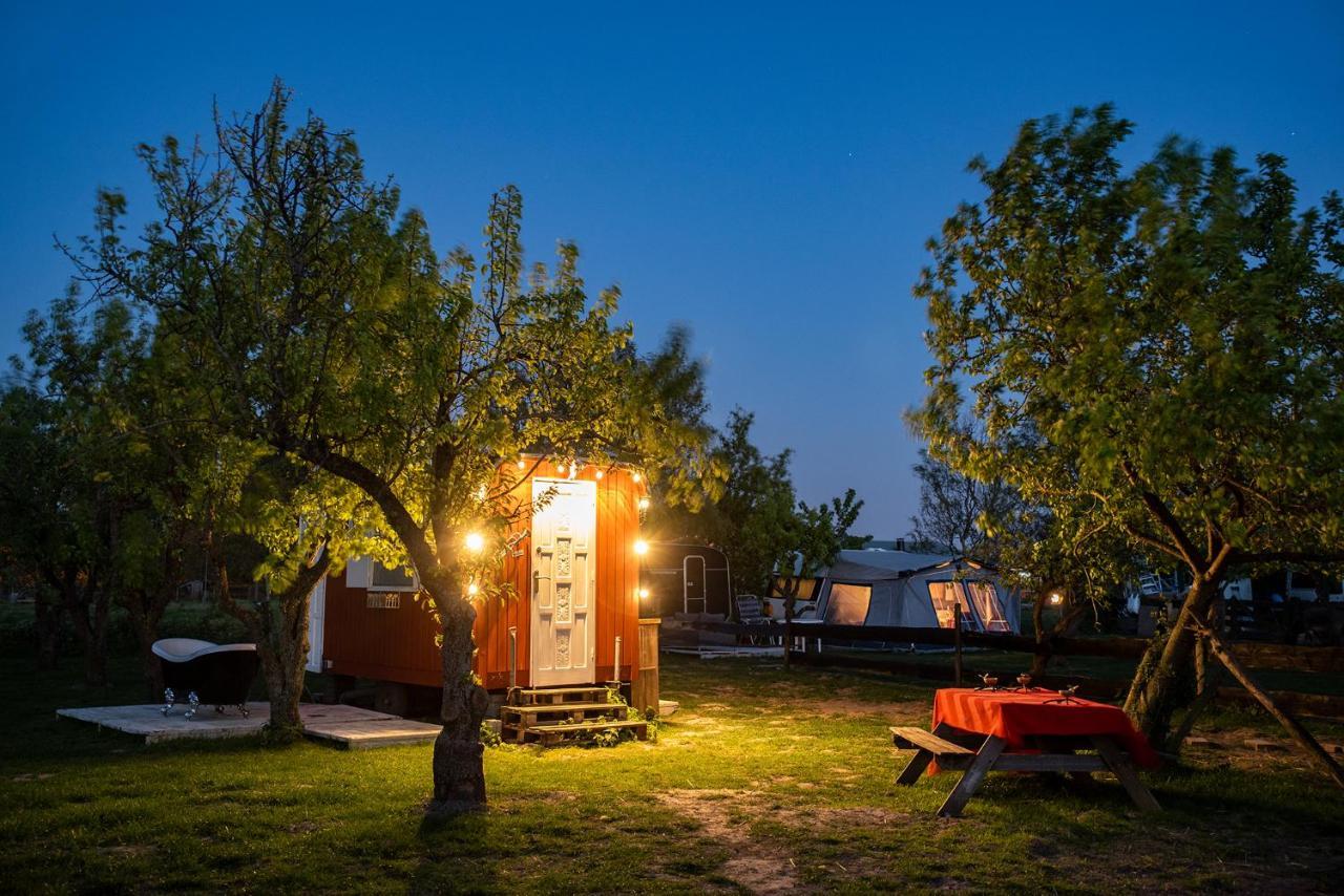 Hotel Slapen Tussen De Schapen In De Tante Tipi Zennewijnen Exterior foto